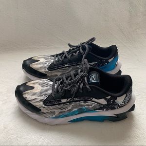 Under Armor Sports Shoes Size 6.5 US